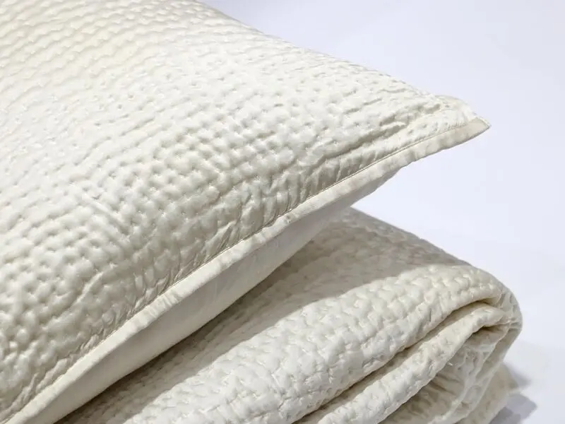 agata white silk quilt 220x240cm with two cushion covers