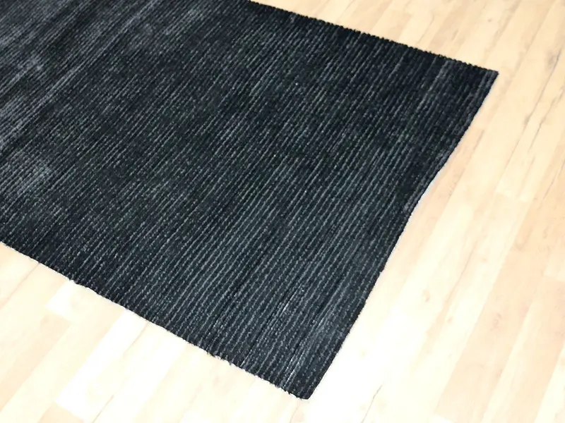 thick loop rug in black 120x180 cm