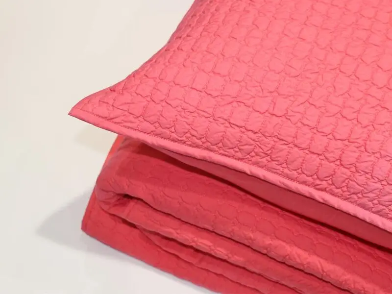 geometric design quilt coral 220x240 cm with two cushion covers