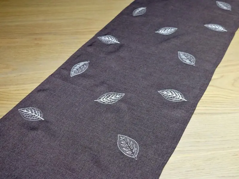 leaves design table runner