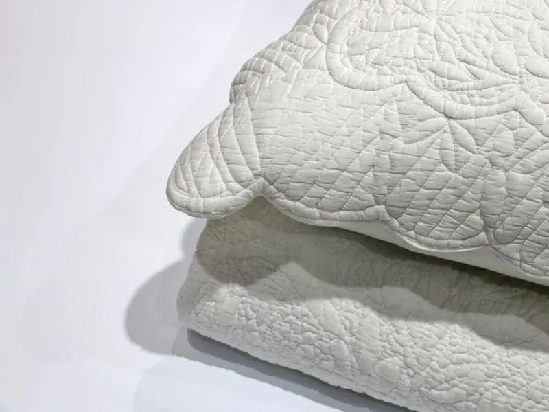 scalloped edge quilt white 170x220 cm with one cushion cover