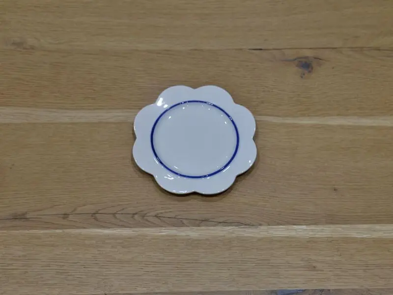 porcelain floral design plate with blue rim 16cm