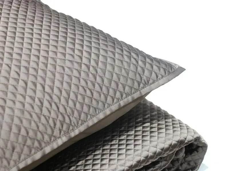 optical brown silky quilt 220x240 cm with two cushion covers