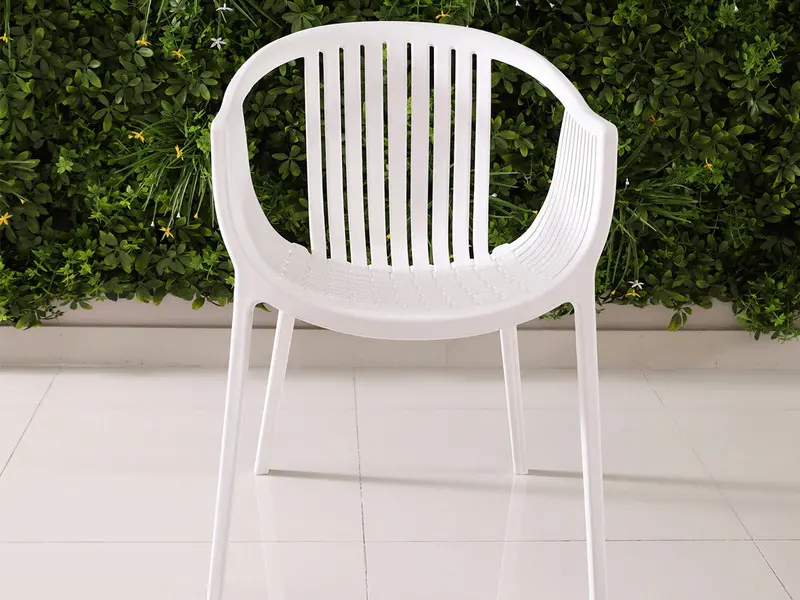 LEISURE CHAIR WHITE WITH ARMS