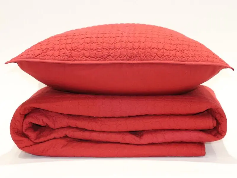 geometric design quilt red 220x240 cm with two cushion covers