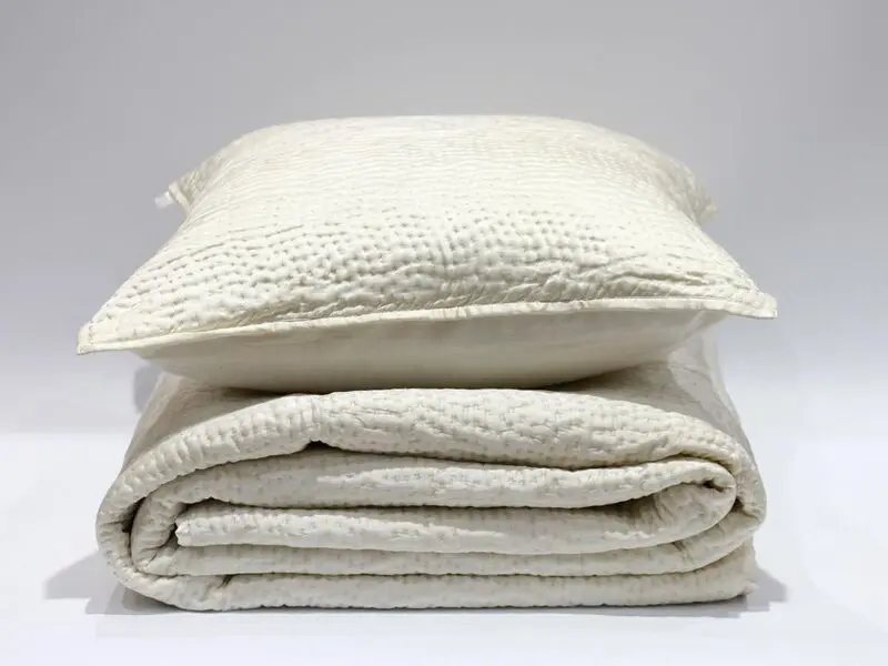 agata white silk quilt 220x240cm with two cushion covers