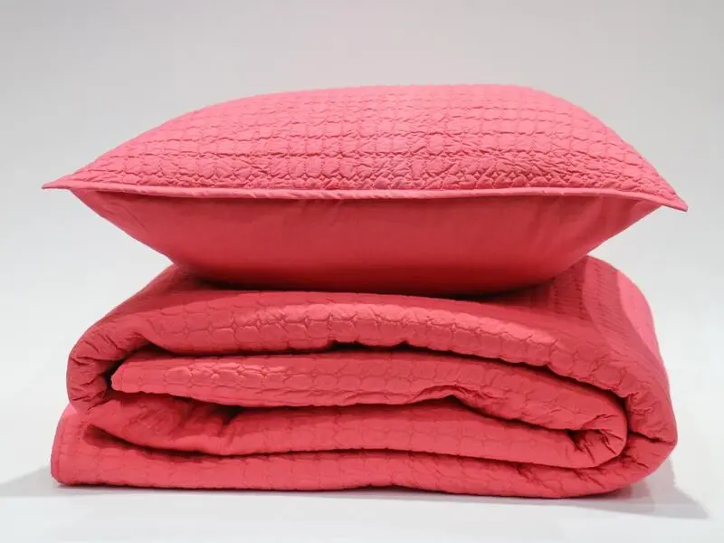 geometric design quilt coral 220x240 cm with two cushion covers