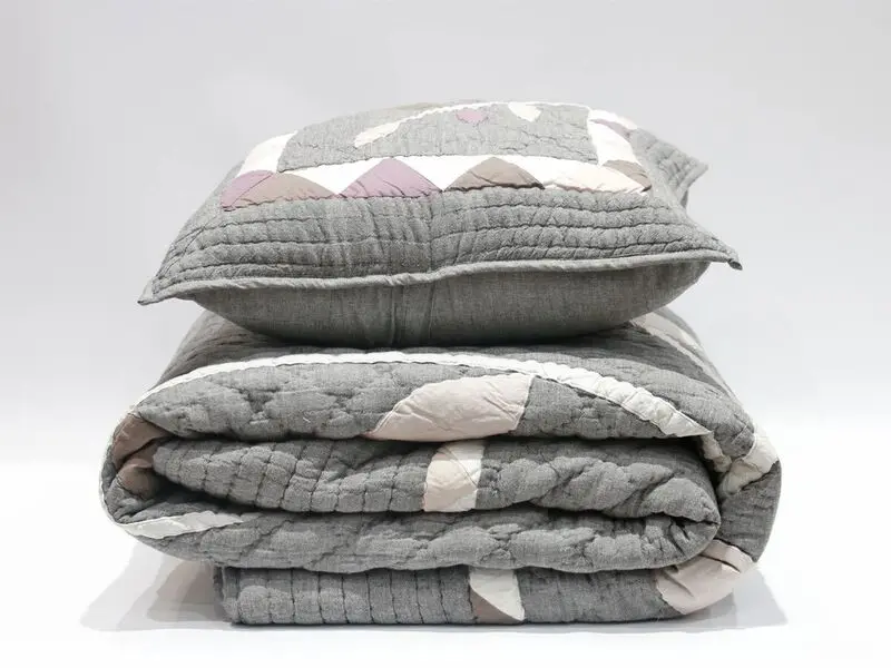 geometric design quilt 220x240 cm with two cushion covers