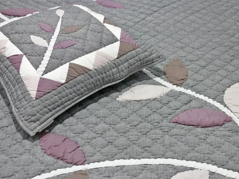 geometric design quilt 220x240 cm with two cushion covers