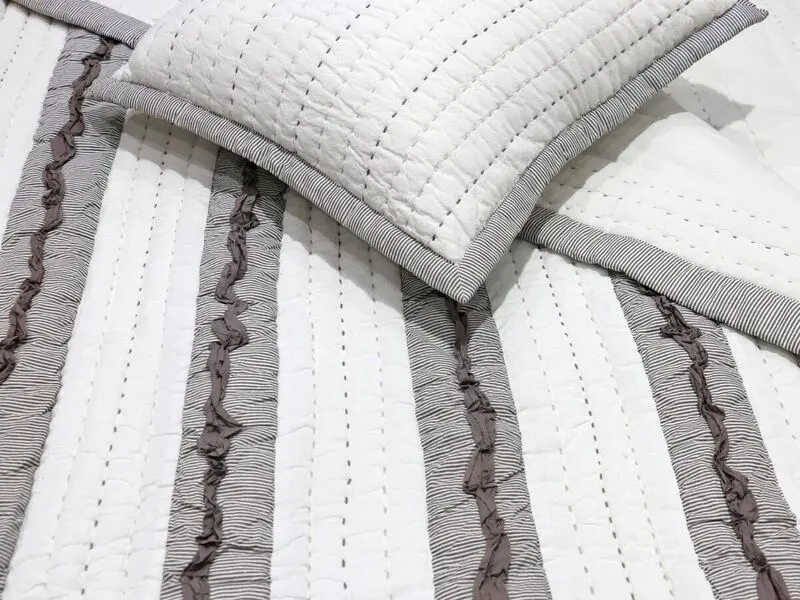 frilled cotton quilt with stitched design 220x240 cm with two cushion covers