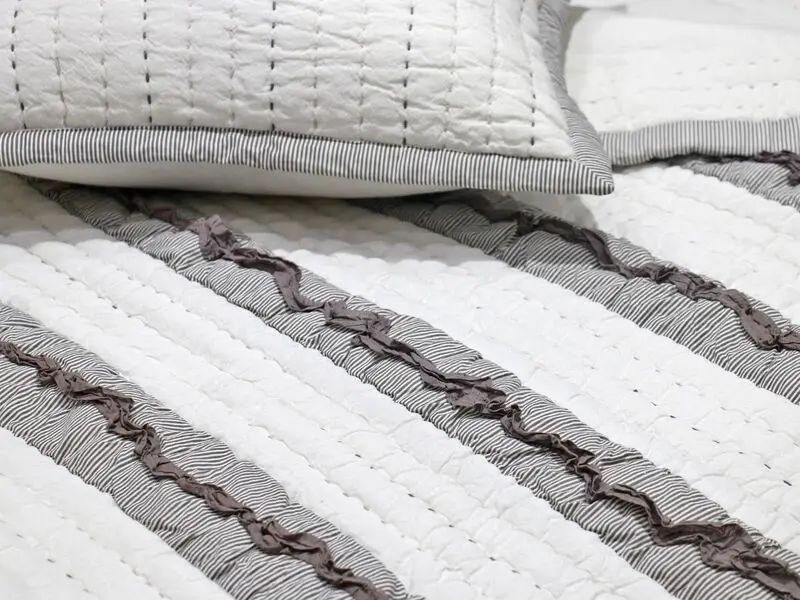 frilled cotton quilt with stitched design 220x240 cm with two cushion covers