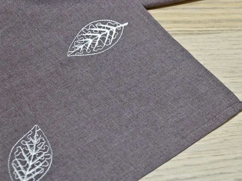 leaves design table runner