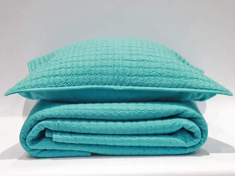 geometric design quilt aqua 220x240 cm with two cushion covers