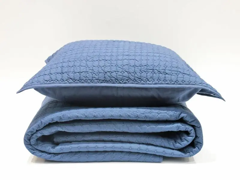 geometric design quilt navy 220x240 cm with two cushion covers