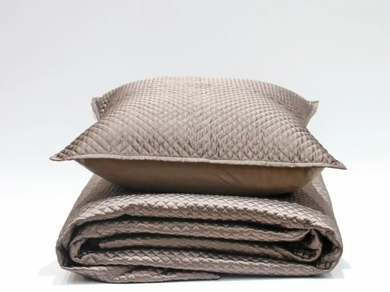 optical brown silky quilt 220x240 cm with two cushion covers