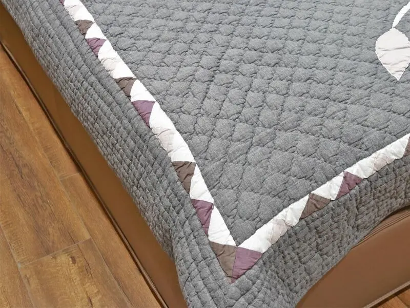 geometric design quilt 220x240 cm with two cushion covers
