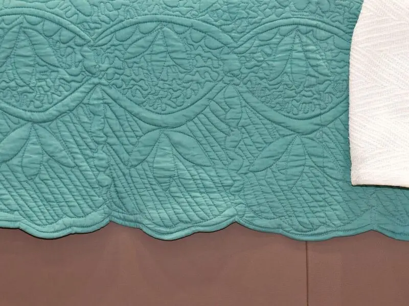 scalloped edge quilt petrol 220x240 cm with two cushion covers