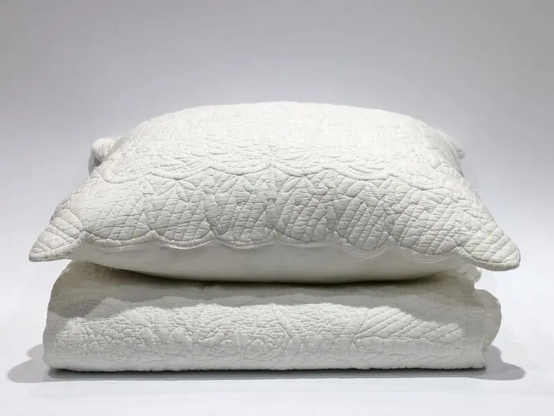 scalloped edge quilt white 170x220 cm with one cushion cover